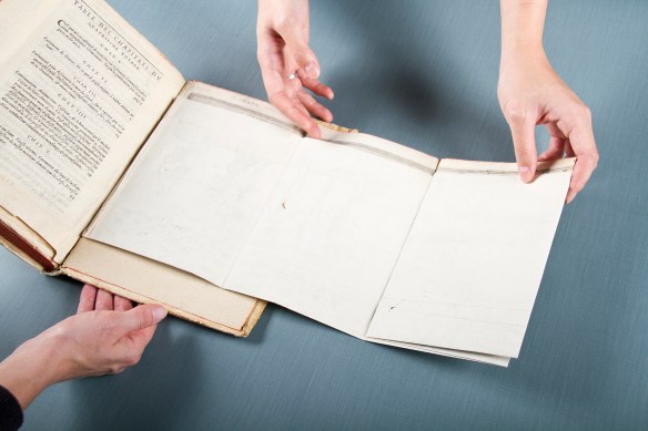 Les voyages du sieur de Champlain…, 1613 and its map Carte geographique de la Nouvelle Franse faictte par le sieur de Champlain [Geographical map of New France by Samuel de Champlain], engraved by David Pelletier in 1612. (MIKAN 3919638) (AMICUS 4700723)